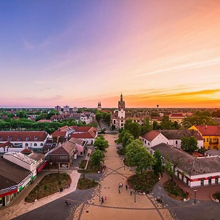 Belvárosi Apartmanszálló - Kiskunfélegyháza Esterno foto