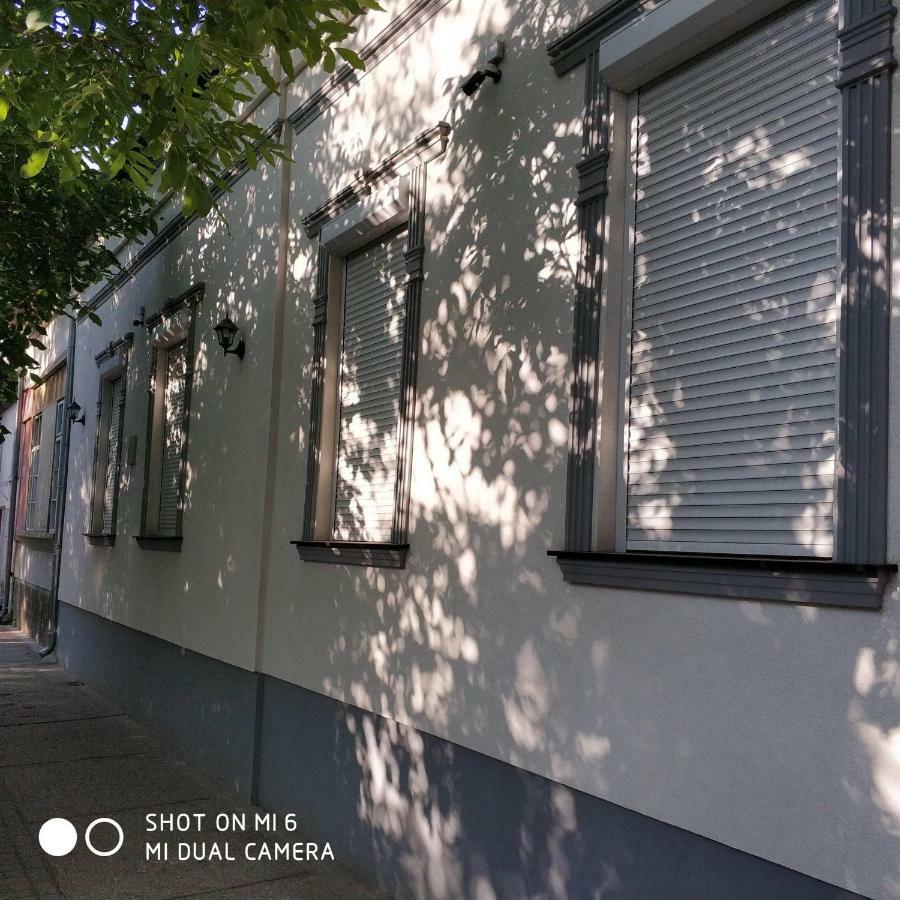 Belvárosi Apartmanszálló - Kiskunfélegyháza Esterno foto